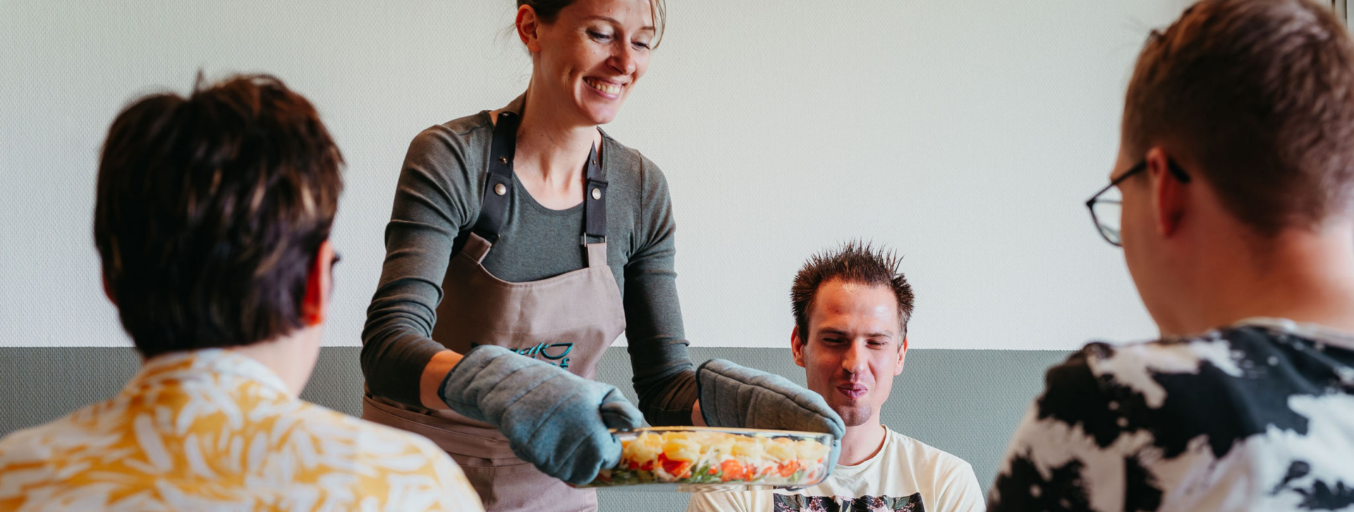 Bewoners koken samen met een Smaakchef tijdens een ontwikkeltraject bij Driestroom