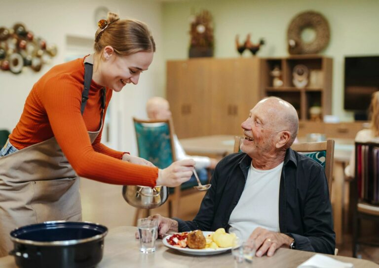Verse maaltijd wordt bereid in een zorgorganisatie voor bewoners van de langdurige zorg