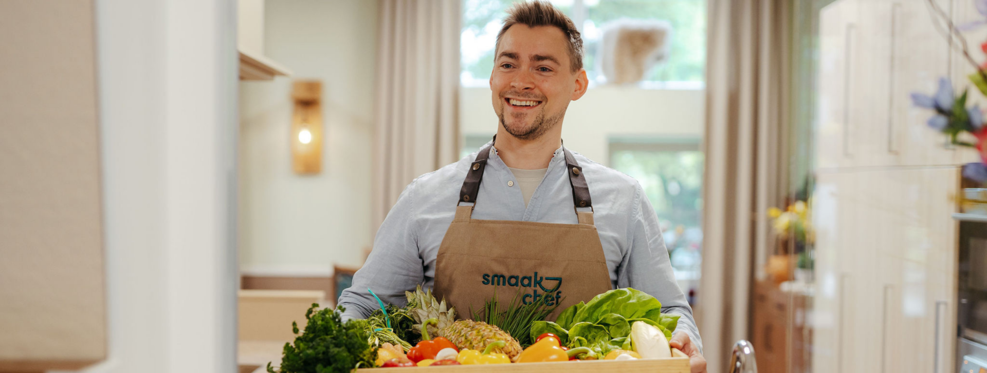 Smaakchef bereidt een verse warme maaltijd voor bewoners in een zorgorganisatie